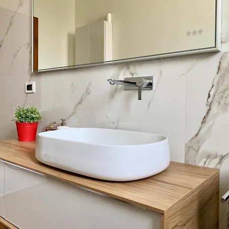 Chez Fratellini, Deluxe Flat With Garden & Parking Apartment *